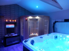 Suite luxe avec sauna et jacuzzi privée